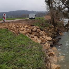 Enrochement de la berge effondrée 
